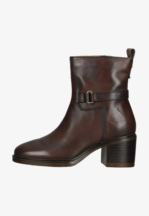 Braune Leder-Ankleboots mit abgerundeter Zehenpartie, seitlichem Reißverschluss, Schnallenakzent und gestapeltem Absatz. Glatte Textur und minimale Nähtdetails.