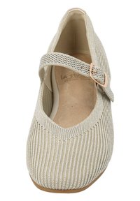 Zapato Mary Jane beige con una parte superior de tela texturizada y acanalada, banda ajustable con un acento metálico y un diseño de punta redondeada.