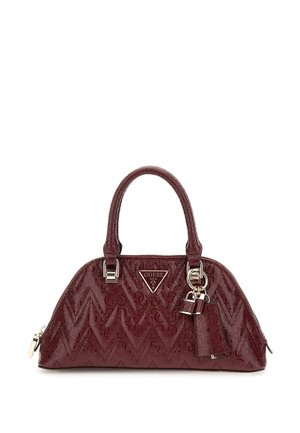 Bordeauxrode lakleren Guess-handtas met gegraveerd patroon, dubbele handvaten, driehoekig logo en decoratieve hangers in de vorm van een slot en sleutel.