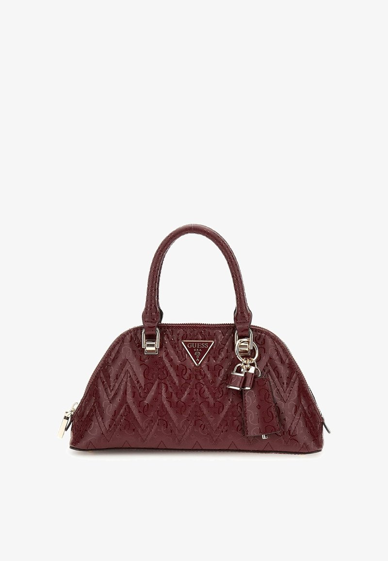 Sac à main Guess en cuir verni bordeaux avec motif embossé, doubles poignées, logo triangulaire et breloque décorative en forme de serrure et clé.