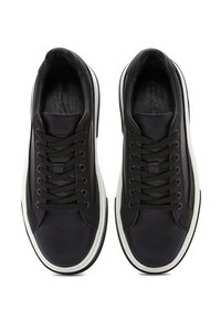 Sneakers in pelle nera con punta tonda, dotati di suola in gomma bianca, chiusura con lacci e rivestimento interno texturizzato. Design minimalista, senza logo visibile.