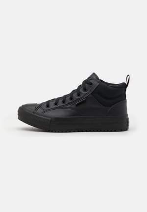 Czarny wysokiej cholewki sneaker z sznurowaniem z przodu, gumową podeszwą, wyściełanym kołnierzem wokół kostki i uchwytem do ściągania na białym tle.