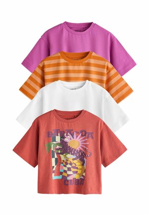 Vier kurzärmelige T-Shirts in Lila, orange gestreift, Weiß und Rot mit einer bunten Grafik und dem Text „Baracoa Cuba“ auf dem roten Shirt vorne.