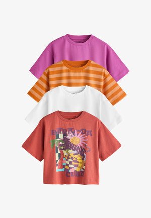 Vier T-shirts met korte mouwen in paars, oranje gestreept, wit en rood met een kleurrijke afbeelding en de tekst "Baracoa Cuba" op het rode T-shirt vooraan.