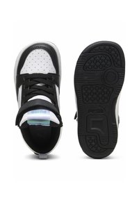 Černobílé tenisky s texturovaným koženým svrškem, perforovanými panely a šedou gumovou podrážkou s kulatými vzory na podrážce.