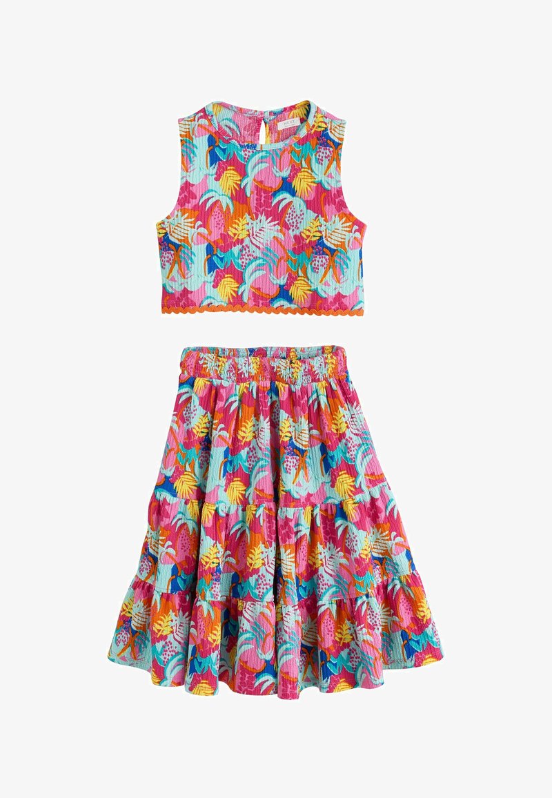 Conjunto de top corto sin mangas y falda de volantes con cintura elástica, con un vibrante estampado floral tropical en colores rosa, amarillo, azul y naranja.
