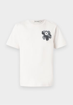 Weißes Baumwoll-T-Shirt mit einem schwarzen Blumenmotiv auf der linken Brust, runder Ausschnitt und kurzen Ärmeln im lässigen Schnitt.