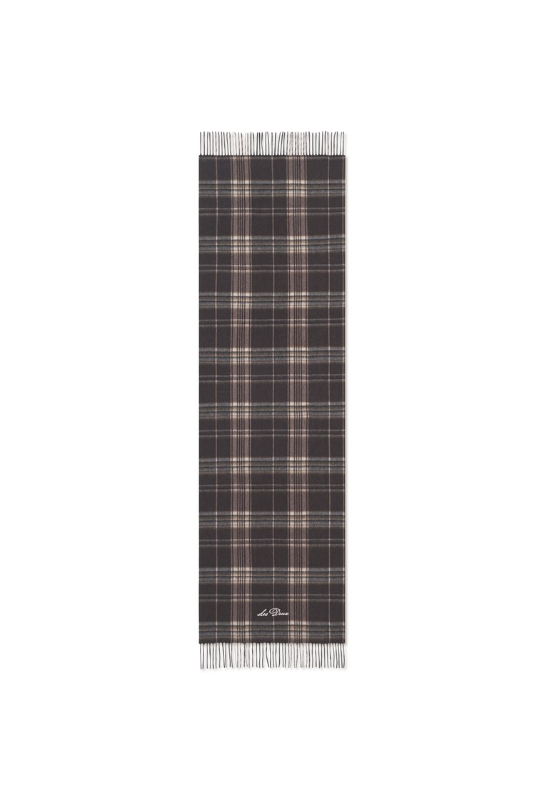 Plaid scarf in dark gray, featuring beige and blue lines. Finished with fringe at the ends and a logo at the bottom. Soft texture.