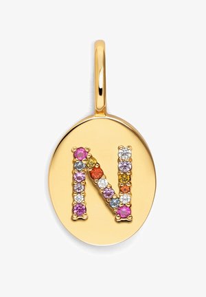 Zlatý prívesok oválneho tvaru s písmenom "N" zdobeným farebnými kameňmi: ružová, oranžová a fialová, na hladkom zlatom pozadí.