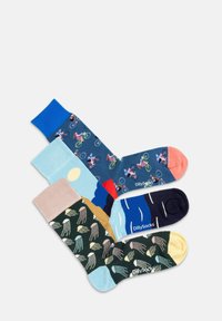 Fire par sokker: blå med cykeltryk, pastel landskabsdesign, mørkegrøn med kvalmarmønster, og blå med bølge-striber.