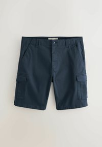 Shorts cargo bleu marine avec poches avant, passants pour ceinture, fermeture par bouton et poches à rabat sur chaque jambe, posés à plat sur un fond clair.