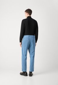 BOSS SHYNE - Nohavice chinos - open blue