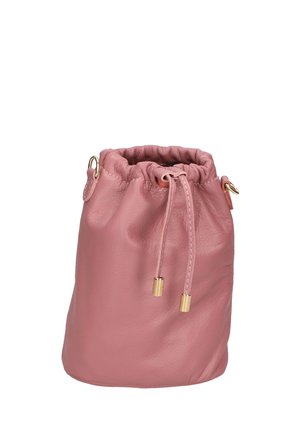 Roze leren trekkoordtas met een zachte textuur, ronde vorm en accenten in goudkleurig hardware. De manchetten zijn aan de bovenkant samengebundeld voor sluiting.