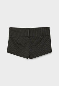Mustat pinstripe-shortsit, joissa on leveä vyötärönauha, litteä etuosa ja kaksi takataskua. Materiaali näyttää sileältä, mutta siinä on hieman teksturoitu tuntuma.