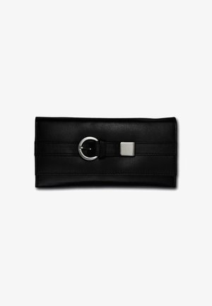 Zwarte leren clutch met een zilverkleurige ronde gesp en een rechthoekig metaalaccent op de voorband, op een witte achtergrond.