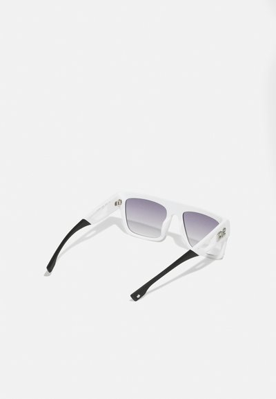 Ochelari de soare din plastic alb cu rame pătrate, lentile gri degradé și brațe negre. Au un accent argintiu pe laterale.