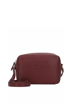 Kleine rechthoekige crossbodytas van donkerrood leer met verstelbare band en gegraveerde "LIU JO MILANO"-branding aan de voorkant.