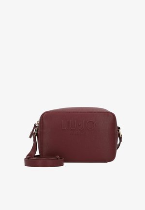 Petit sac bandoulière rectangulaire en cuir rouge foncé avec sangle ajustable et logo embossé "LIU JO MILANO" à l'avant.
