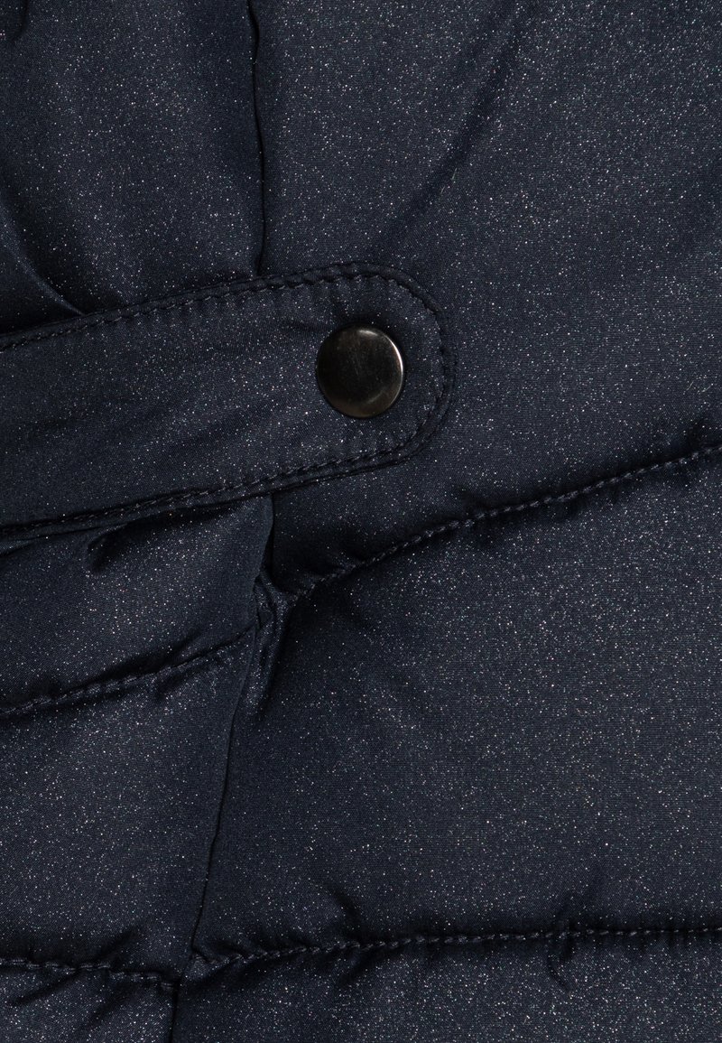 Veste en duvet marine avec une finition texturée et brillante, un matelassage horizontal et une fermeture à boutons-pression noirs.