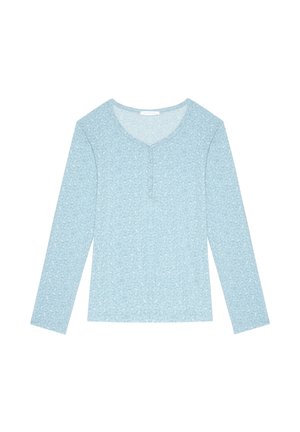 Maglietta henley a maniche lunghe azzurro chiaro con stampa leopardata sottile e quattro piccoli bottoni sul davanti, su sfondo bianco.