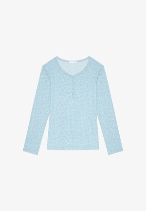 Maglietta henley a maniche lunghe azzurro chiaro con stampa leopardata sottile e quattro piccoli bottoni sul davanti, su sfondo bianco.