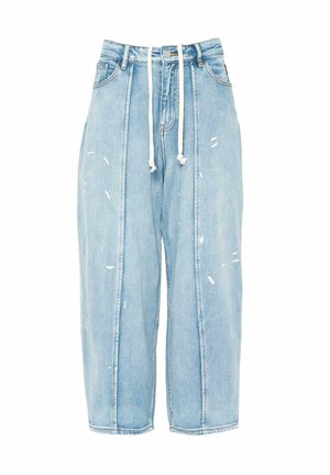 Világoskék farmer cropped nadrág, kopott hatással, elasztikus húzózsinórral és laza fazonnal. Oldalsó zsebekkel és rojtos szegésekkel rendelkezik.