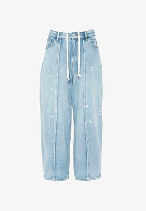 Svetlo modri traper krojeni hlače z poškodovanim videzom, elastičnim pasom na vrvico in ohlapnim krojem. Imajo stranske žepke in raztrgane robove.