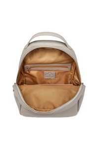 Zaino in pelle grigio chiaro con design arrotondato. L'interno presenta una fodera liscia dorata, una tasca con zip e un dettaglio del logo.