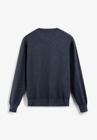 Suéter de un azul marino oscuro con mangas largas, puños y dobladillo acanalados; textura suave, cuello redondo y un diseño minimalista sin detalles adicionales.
