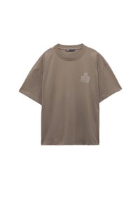 Brun bomulds t-shirt med løs pasform, rund halsudskæring og korte ærmer. Har hvid tekst "VI ER FREMTIDEN" på brystet.