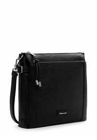 Borsa a tracolla nera in pelle con una texture liscia, chiusura con zip, tracolla regolabile e dettagli in metallo argentato. Logo del marchio visibile sul davanti.