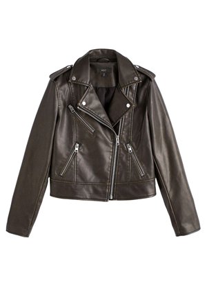 Veste de motard en simili cuir noir avec fermeture éclair frontale asymétrique, trois poches zippées et large col à revers avec pressions argentées.