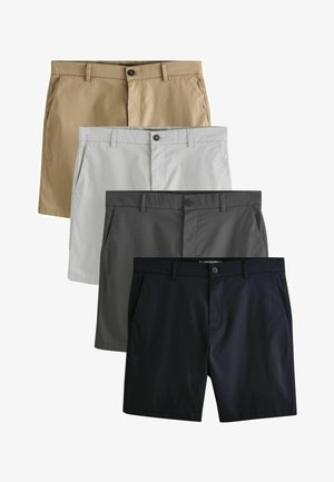 Cuatro pares de pantalones cortos informales de hombre en color beige, gris claro, gris oscuro y negro, dispuestos verticalmente sobre fondo blanco.