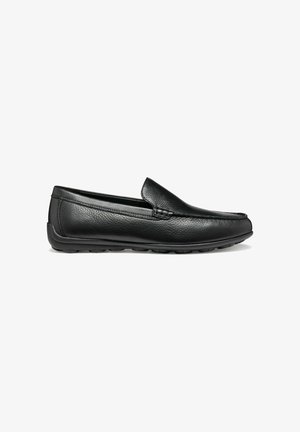 Mocassini in pelle nera con finitura liscia, design slip-on e suola in gomma con un motivo texturizzato per una presa ottimale.