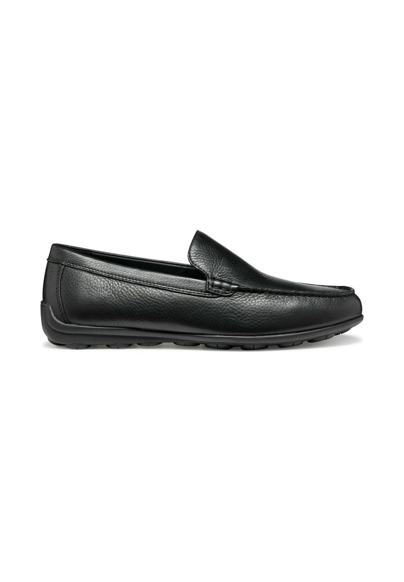 Mocassini in pelle nera con finitura liscia, design slip-on e suola in gomma con un motivo texturizzato per una presa ottimale.