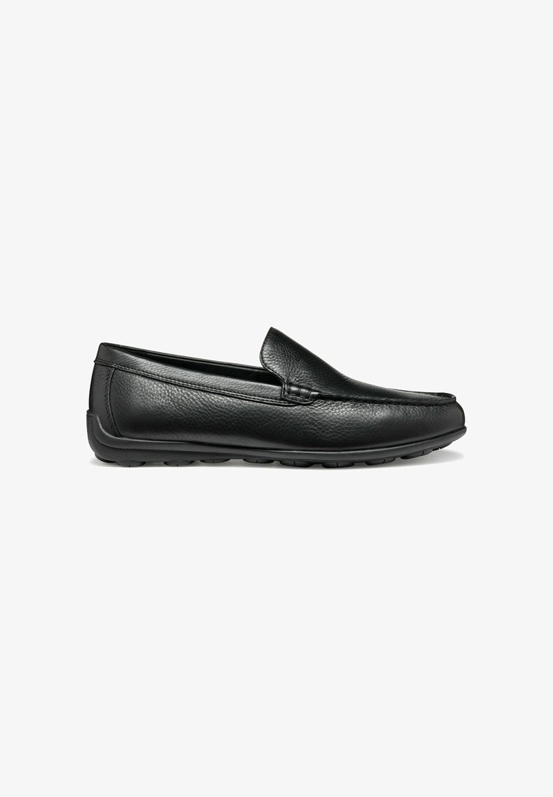 Mocasines de cuero negro con un acabado suave, diseño sin cordones y suela de goma con un patrón texturizado para mejorar el agarre.