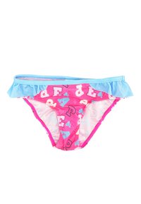 Rosa Schwimmunterteile mit einem hellblauen Rüschensaum. Der Stoff hat bunte Buchstabendrucke und eine glatte Textur.