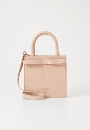 Petit sac à main rose pâle en cuir verni. Il dispose d'une poignée supérieure, d'une bandoulière amovible et d'un accent en forme de nœud à l'avant.