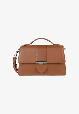 Sacs à main en cuir marron avec un design structuré, une anse supérieure et une bandoulière amovible. Présente un rabat à l'avant et des accessoires en argent.