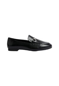 Svarta läderloafers med en stickad design, platt sula och en dekorativ detalj i silverfärgad metall framtill.