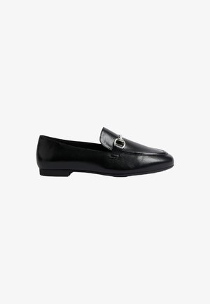 Sorte læder loafers med en syet design, flad sål og en dekorativ hardware i sølvfarve på forsiden.