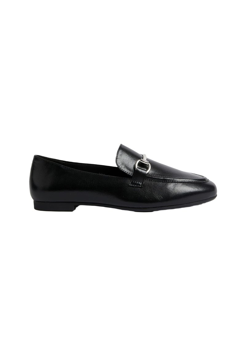 Svarta läderloafers med en stickad design, platt sula och en dekorativ detalj i silverfärgad metall framtill.