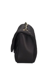 Borsa a tracolla in pelle nera trapuntata con una catena. Presenta una forma rettangolare e una consistenza liscia, con chiusura a pattina.