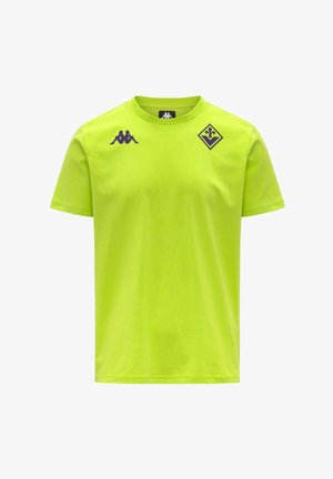 Maglietta sportiva a maniche corte verde giallo brillante con logo Kappa viola sulla spalla destra ed emblema del club di calcio Fiorentina sulla spalla sinistra.