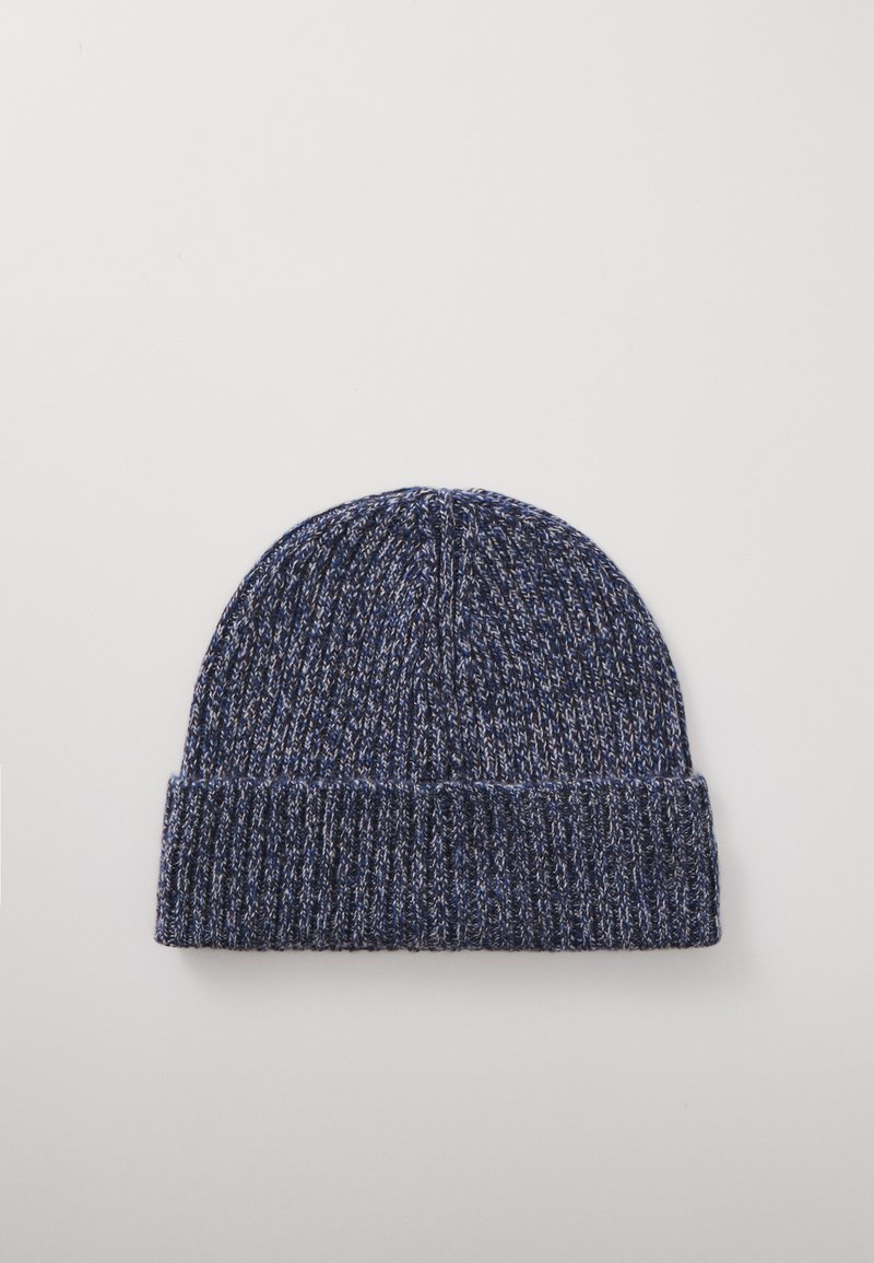 Beanie en tricot bleu foncé, présentant une texture côtelée et un revers replié. Fabriqué en fil épais et chaud pour le confort et la chaleur.