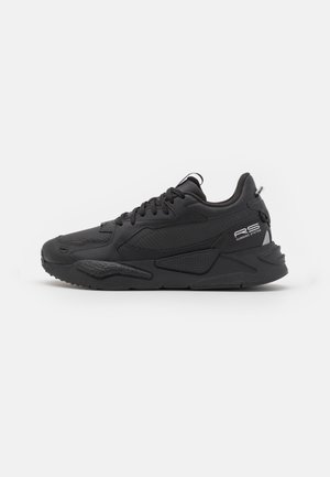 Schwarze Sportschuhe mit einem strukturierten Mesh-Obermaterial, gepolstertem Kragen und dicker Gummisohle. Mit einem Logo und reflektierenden Akzenten.