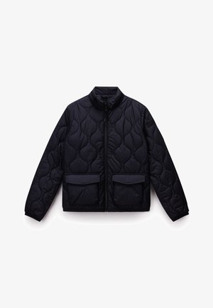 Polstret sort jakke med høj krave, lynlås lukning og to frontlommer med vandrette klapper. Struktureret quiltet design overalt.