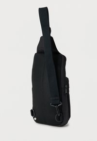 Μαύρο τσαντάκι χιαστί με υφασμάτινη επιφάνεια από πλέγμα, ρυθμιζόμενο λουράκι και θήκες με φερμουάρ. Ανθεκτικό υλικό με κομψό, συμπαγές σχέδιο.