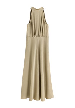 Vestido maxi beige sin mangas con cuello alto, cintura fruncida y falda larga fluida, presentado sobre un fondo blanco.