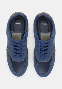 Sinised nahksneakerid hallide aktsentidega, nööpidega ees, pehmendatud kaeluse ja tekstuuriga keelaga. Omab õmmeldud detaile ja logo sisetallal.